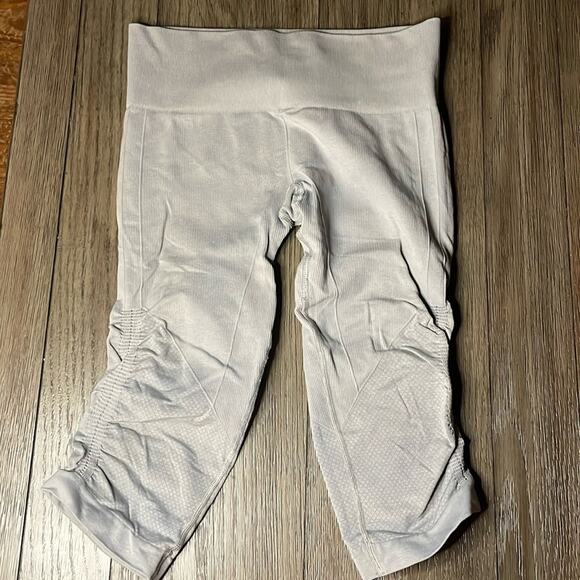 Lululemon Ebb to Street crop pant original light gray size 6 - Picture 1 of 3